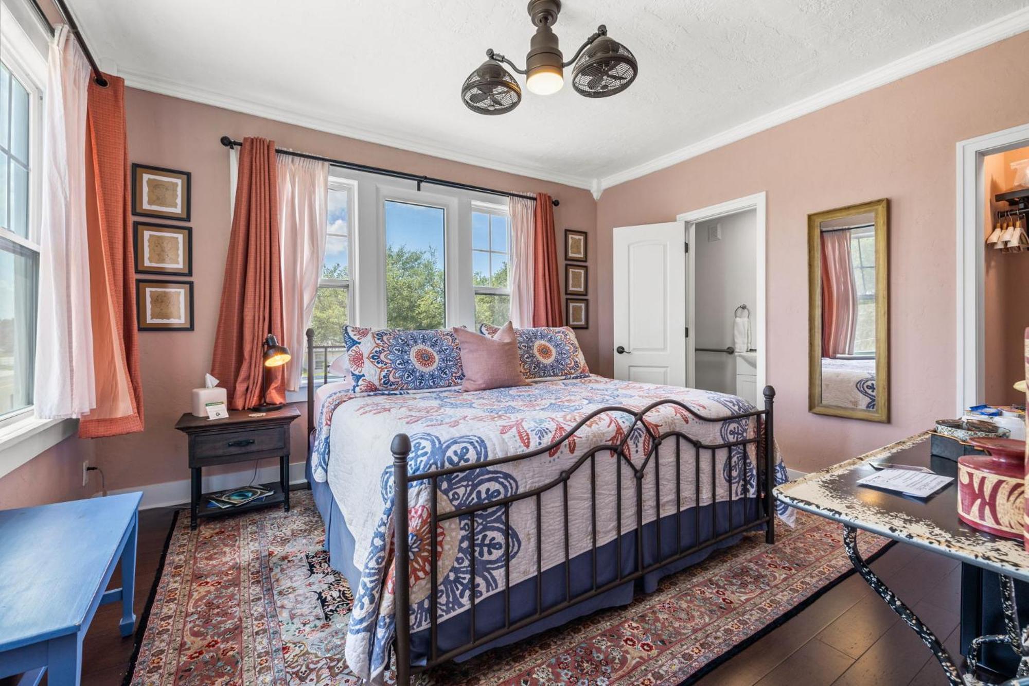 The Kenwood Gables * St. Petersburg